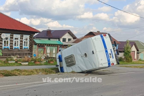 В Нижней Салде полицейский УАЗ перевернулся и улетел в кювет после погони