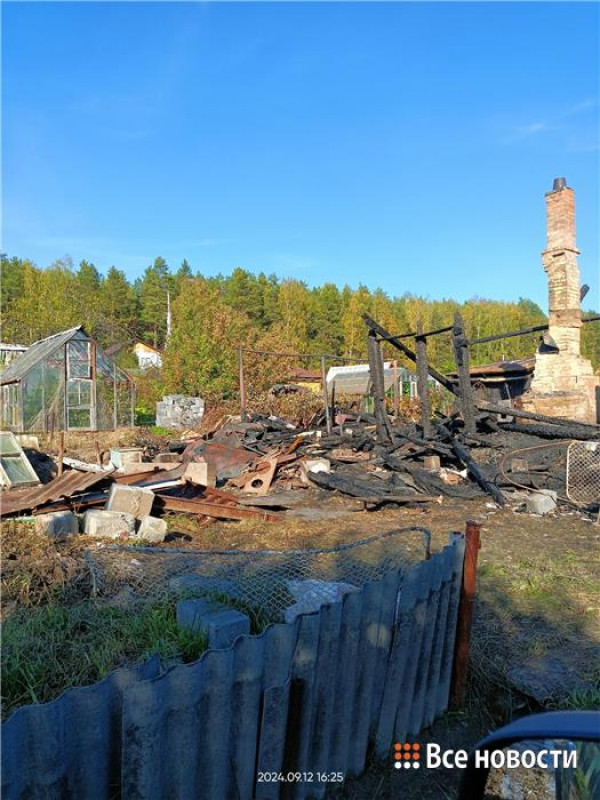 В сгоревшем садовом доме под Нижним Тагилом нашли труп неопознанного бомжа без документов