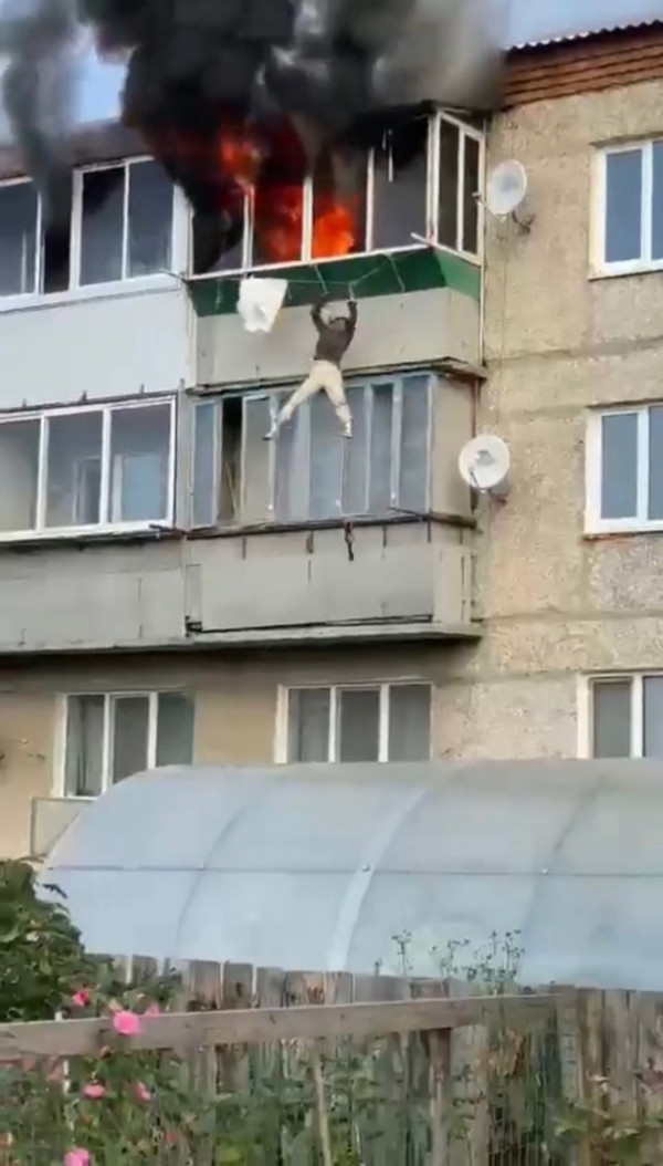 В Свердловской области женщина выпрыгнула из окна, спасаясь от пожара (ВИДЕО)