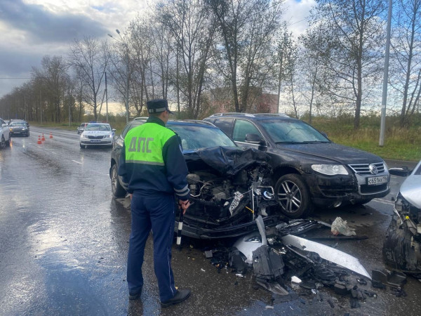 В Нижнем Тагиле произошло ДТП с участием четырёх автомобилей, в результате которого пострадал ребёнок 