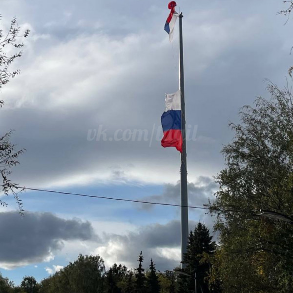 В Нижнем Тагиле на 50-метровом флагштоке за 30 млн рублей порвался пополам флаг России