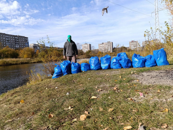 «Понравилось городское спокойствие и безмятежность. И томатное мороженое. Не понравилось всё остальное». Челябинский экоактивист Чистомэн в рамках экотура прибрался в Нижнем Тагиле