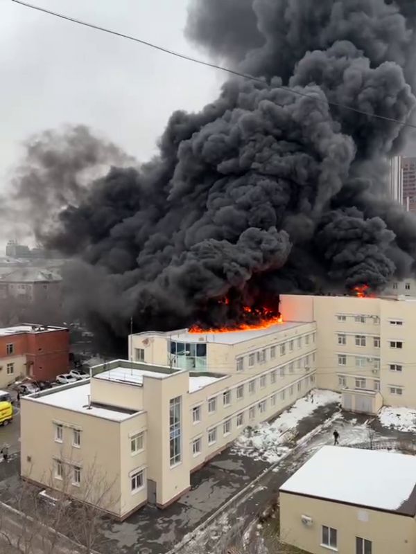 В Екатеринбурге загорелась крыша поликлиники (ВИДЕО)