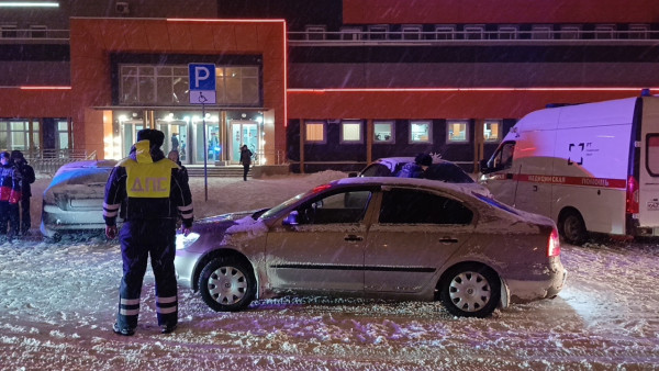 В Нижнем Тагиле автомобиль на парковке сбил ребёнка