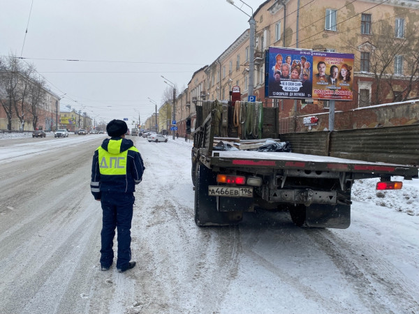 Торопилась на работу. В Нижнем Тагиле КамАЗ сбил девушку на пешеходном переходе