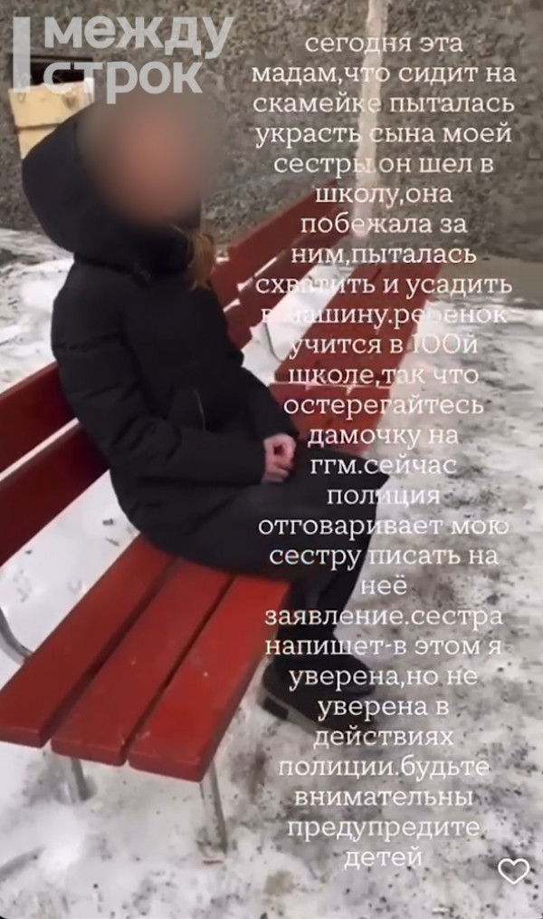 Женщины писают в грязном уличном сортире - камера снизу Женщины писают в грязном уличном сортире - камера снизу