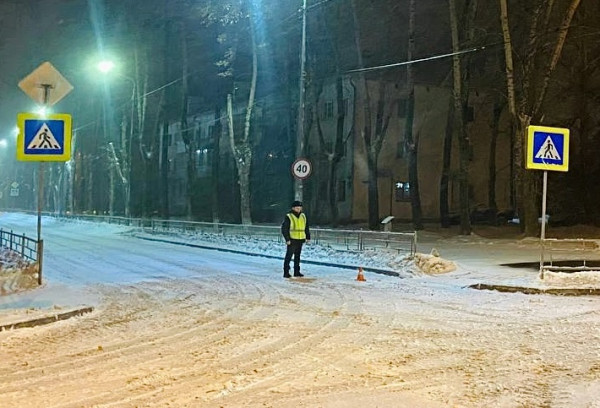 В Нижнем Тагиле ребёнок бросился под колёса микроавтобуса (ВИДЕО)