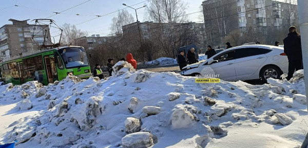 Тагильчанка без прав устроила ДТП и парализовала трамвайное движение на Вагонке