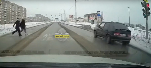 Сотрудники Госавтоинспекции привлекли к ответственности тагильчанина, едва не сбившего подростков на пешеходном переходе на Гальянке (ВИДЕО) Сотрудники Госавтоинспекции привлекли к ответственности тагильчанина, едва не сбившего подростков на пешеходном переходе на Гальянке (ВИДЕО)