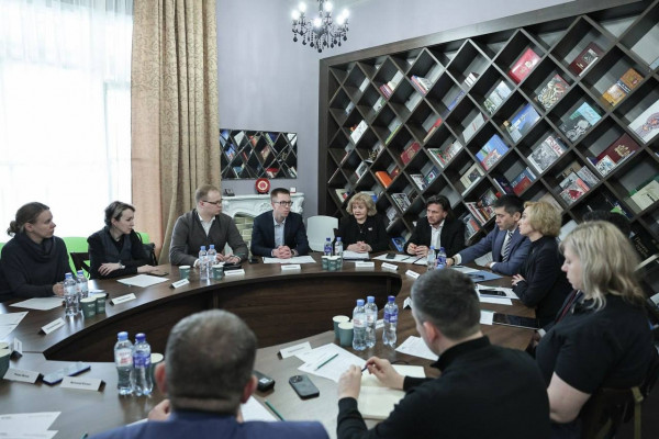 Председатель ЗакСО Людмила Бабушкина и представители регионального кабмина за круглым столом обсудили с местными предпринимателями меры господдержки 