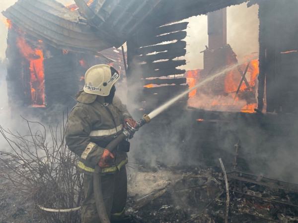 В деревне Анатольская под Нижним Тагилом сгорели два жилых дома