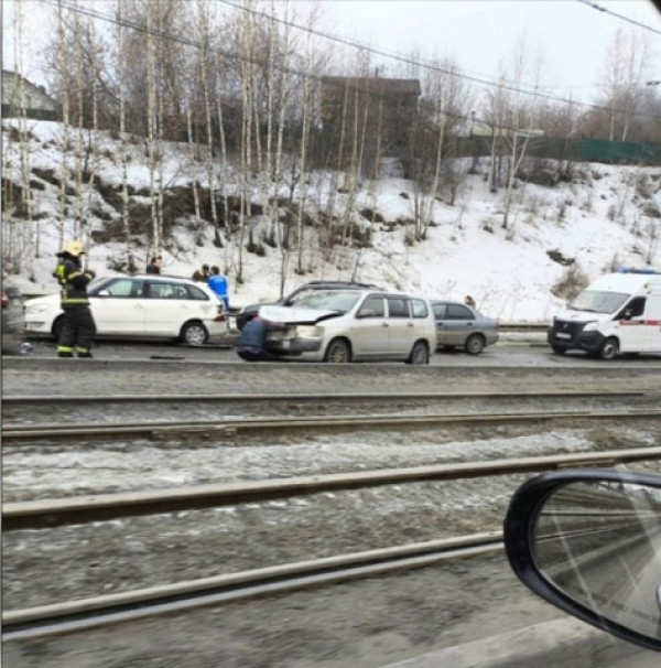 В Нижнем Тагиле у Лисьей горы произошло подряд несколько ДТП с участием 11 автомобилей