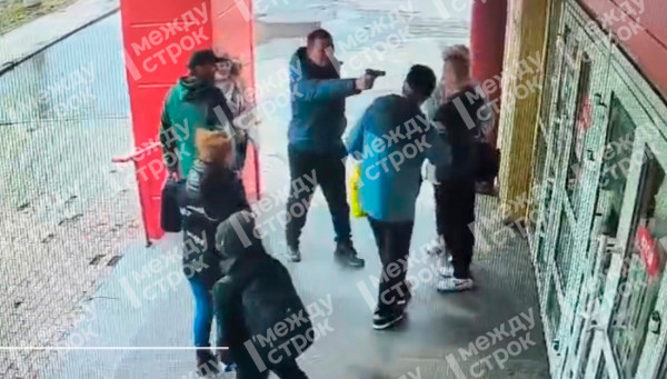 В полиции установили личность мужчины, который угрожал людям пистолетом у входа в супермаркет на Тагилстрое (ВИДЕО)