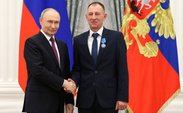 Владимир Путин в Кремле вручил награду водителю-испытателю «Уралвагонзавода»