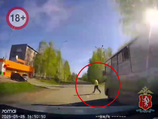 В Нижнем Тагиле автомобиль сбил школьника, выбежавшего из-за автобуса (ВИДЕО)