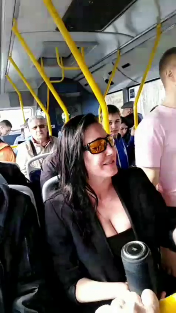 Молодёжь затянула «Катюшу» в тагильском автобусе (ВИДЕО)