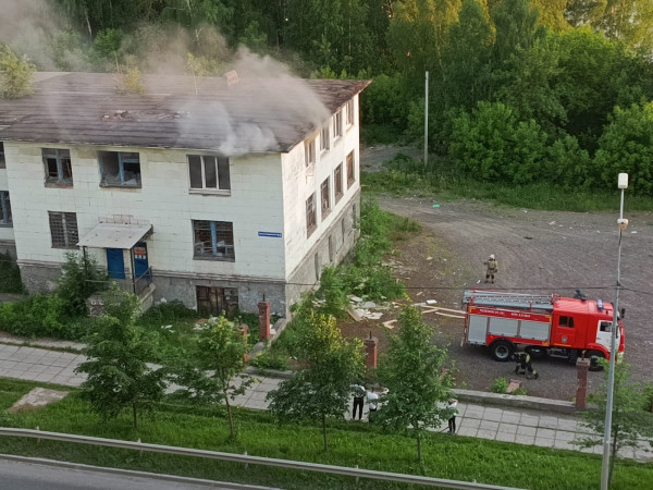 В Нижнем Тагиле горело здание бывшего ДОСААФ (ВИДЕО)
