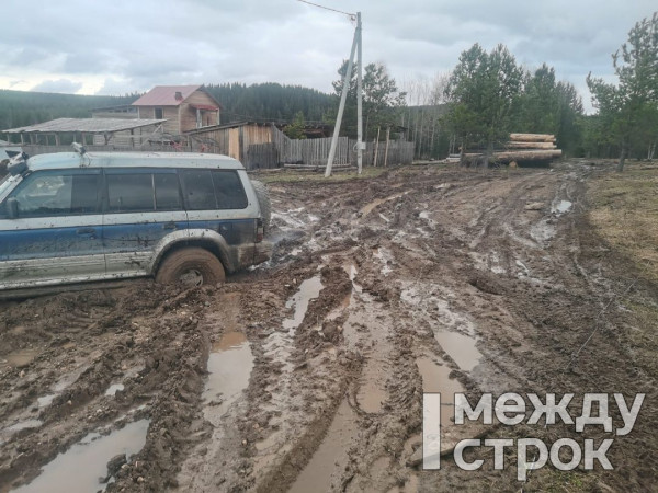 Житель села под Нижним Тагилом решил самостоятельно отремонтировать дорогу к своему дому, но столкнулся с бюрократией и непониманием со стороны односельчан