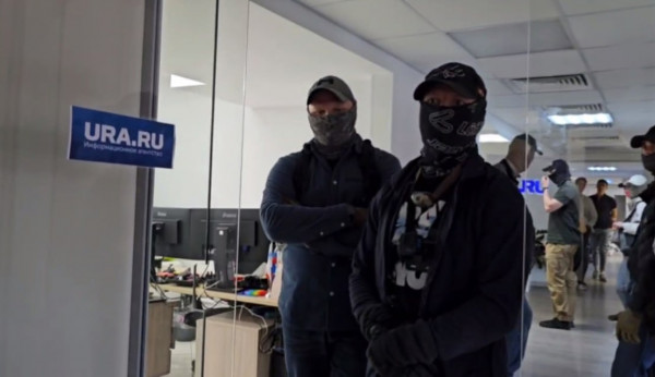 В редакции информагентства URA.RU прошли обыски и задержания журналистов