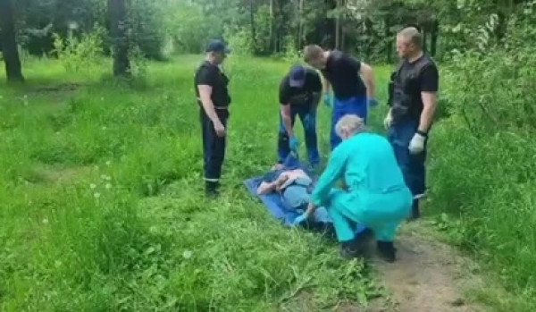 Тагильские спасатели эвакуировали мужчину с инсультом из леса (ВИДЕО)