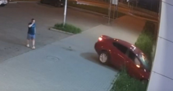 Метание тротуарной плитки и таран ТЦ на автомобиле. Курьёзная разборка двух мужчин в Нижнем Тагиле попала на видео