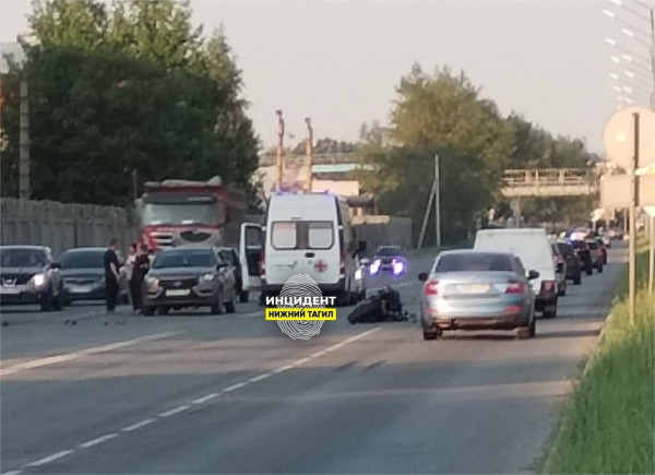 В Нижнем Тагиле байкер не рассчитал дистанцию и отлетел в КамАЗ