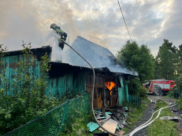 В саду «Черёмушки» под Нижним Тагилом из-за кипятильника сгорел дом