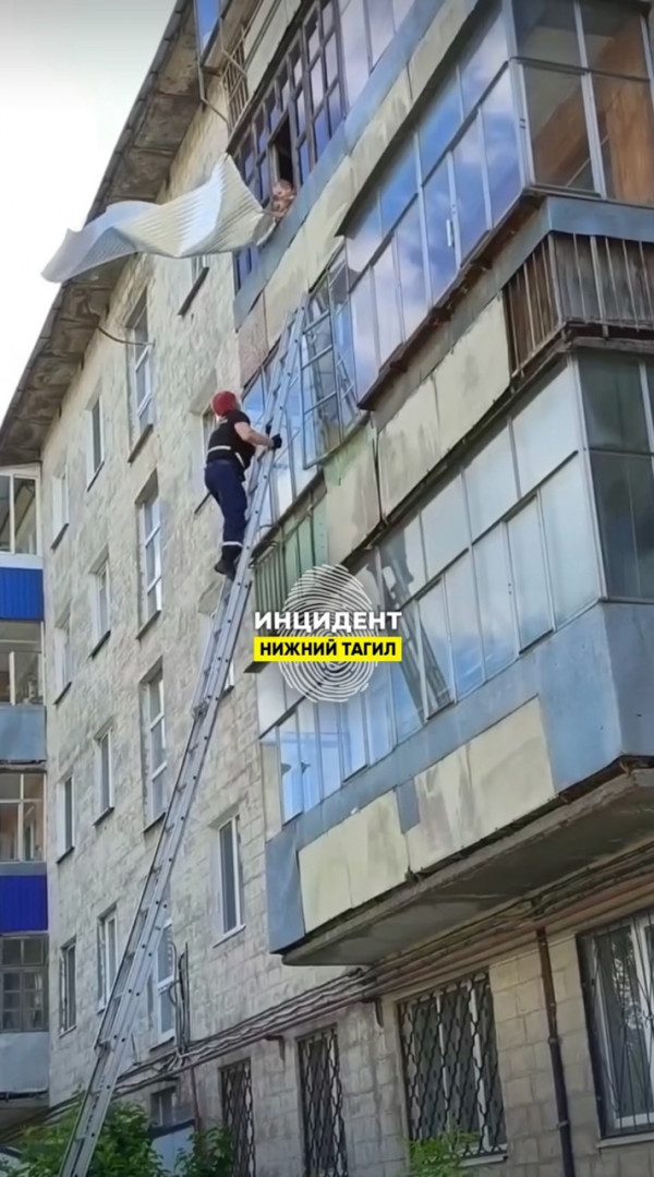 В Нижнем Тагиле дети, оставленные без присмотра, едва не выпали с балкона четвёртого этажа