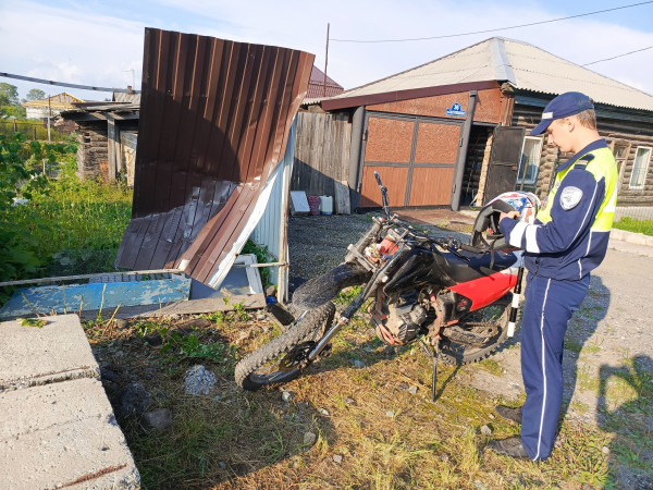 14-летний байкер серьёзно травмировался, врезавшись в забор частного дома на Вагонке 
