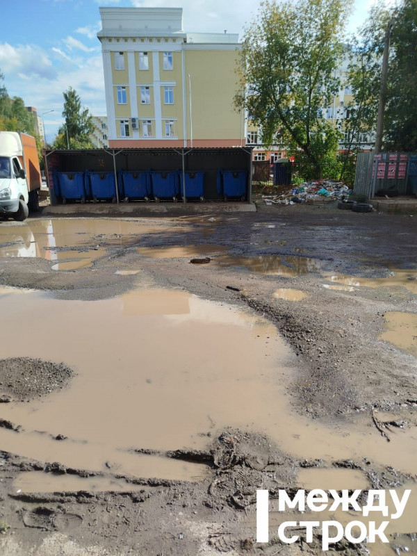 В Нижнем Тагиле местным жителям приходится ходить по грязи из-за ремонта школы № 33