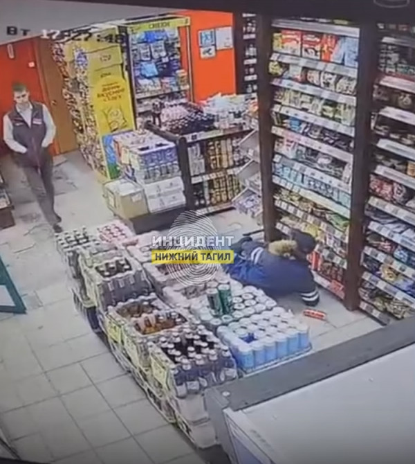 В Нижнем Тагиле пьяный мужчина с собачкой устроил скандал в алкомаркете, разбил ящик пива и угрожал продавцам (ВИДЕО)