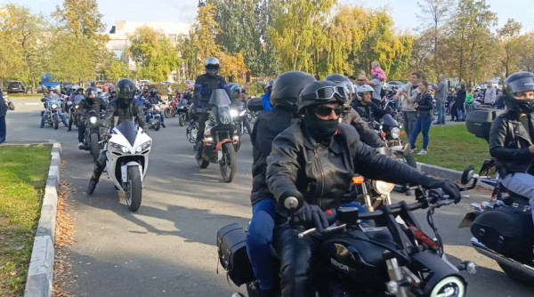 «В межсезонье повторите ПДД». В Нижнем Тагиле прошёл традиционный мотопробег, перед стартом байкеров напутствовал начальник городской ГАИ (ВИДЕО)