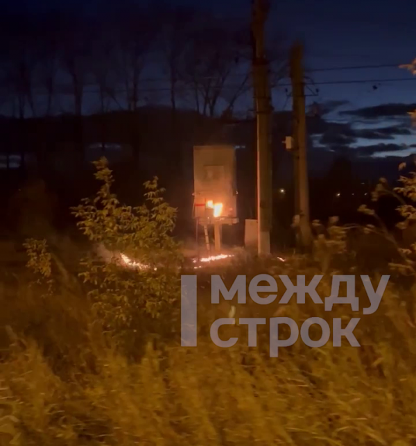 В Нижнем Тагиле в районе 365-го километра на улице Фестивальной загорелась трансформаторная будка (ВИДЕО)