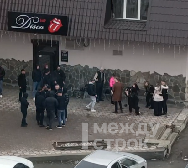 «Мы уже не помним, когда спокойно спали». В Нижнем Тагиле регулярные пьяные разборки посетителей караоке-бара на улице Черных мешают жителям соседних домов (ВИДЕО)