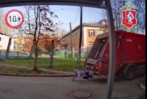 В Краснотурьинске мусоровоз насмерть переехал старушку (ВИДЕО)