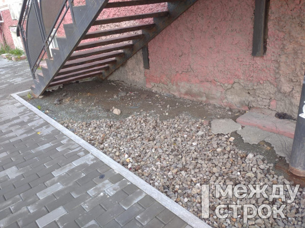 Не доделали. Жители Нижнего Тагила жалуются на плохое благоустройство территории возле дома № 48 по улице Октябрьской Революции