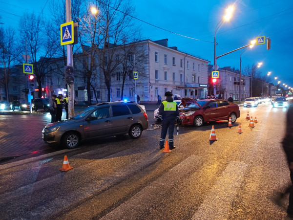 В Нижнем Тагиле легковушки не поделили перекрёсток в центре города 