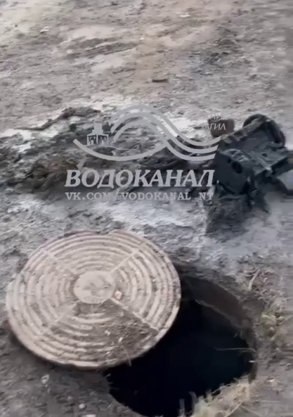 В Нижнем Тагиле неизвестные выкинули двигатель автомобиля в колодец (ВИДЕО) В Нижнем Тагиле неизвестные выкинули двигатель автомобиля в колодец (ВИДЕО)