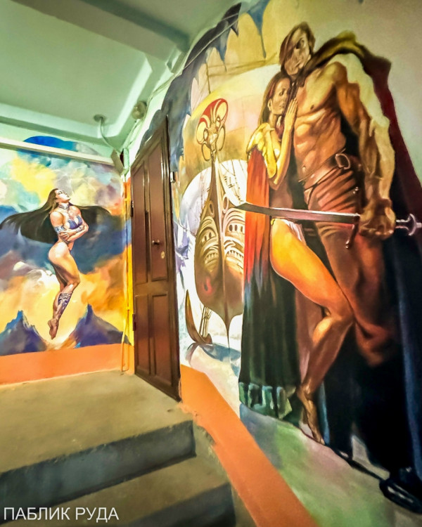 В Нижнем Тагиле стены одного из подъездов украшают репродукции художника Бориса Вальехо с полуголыми фэнтези-героями