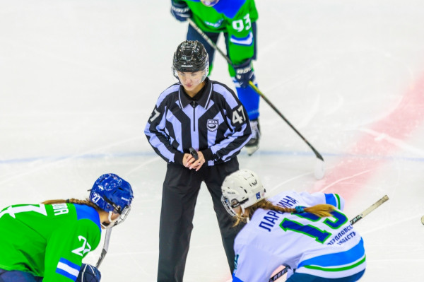 «Там есть тот самый азарт, командный дух, скорость». Тагильская спортсменка стала рефери профессиональной Женской хоккейной лиги «Там есть тот самый азарт, командный дух, скорость». Тагильская спортсменка стала рефери профессиональной Женской хоккейной лиги