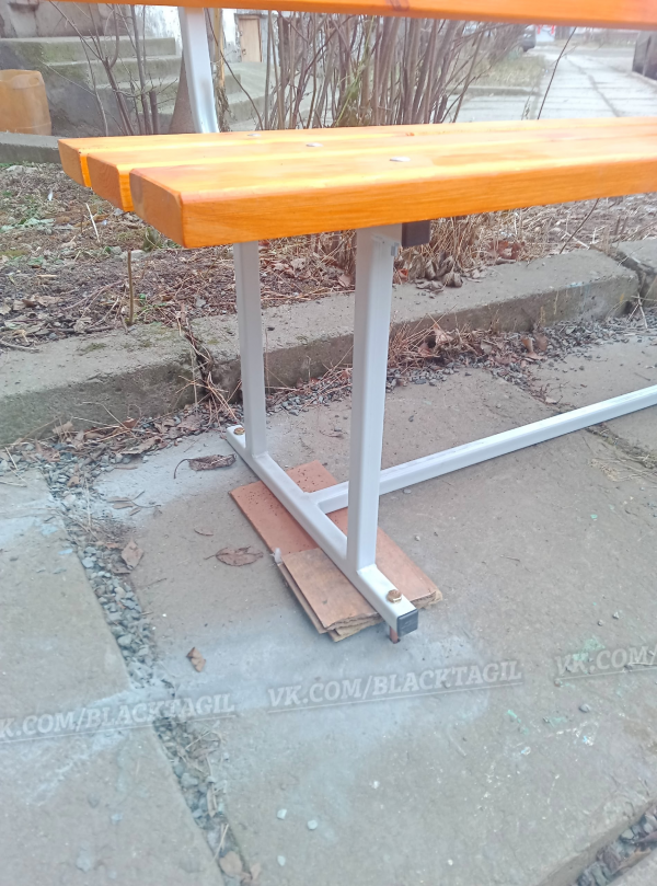 Тагильчане в соцсетях обсуждают инженерный лайфхак по установке скамейки сотрудниками управляющей компании Тагильчане в соцсетях обсуждают инженерный лайфхак по установке скамейки сотрудниками управляющей компании