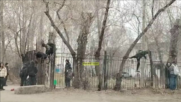 В Нижнем Тагиле ученики школы № 50 вынуждены перелезать через забор, чтобы попасть домой В Нижнем Тагиле ученики школы № 50 вынуждены перелезать через забор, чтобы попасть домой