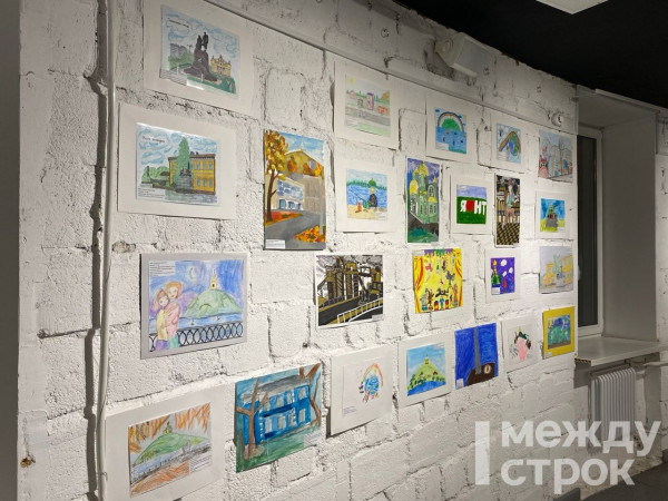 «Как только мы увидели этот конкурс, сразу загорелись, потому что мы — творческая семья». В Нижнем Тагиле открылась выставка рисунков детей с ОВЗ «Я так вижу»