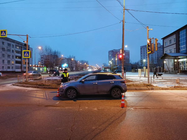 В Нижнем Тагиле сбили подростка, который перебегал пешеходный переход на запрещающий сигнал светофора (ВИДЕО)