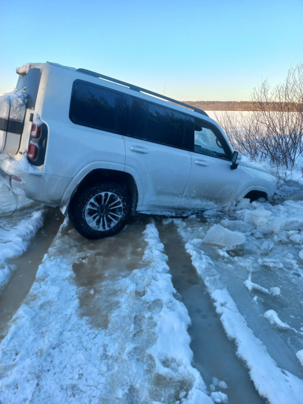 В Ленёвском пруду рыбак утопил новый внедорожник
