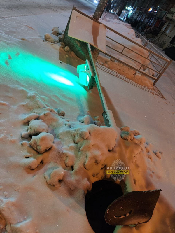 В центре Нижнего Тагила вандалы уронили светофор с дорожным знаком