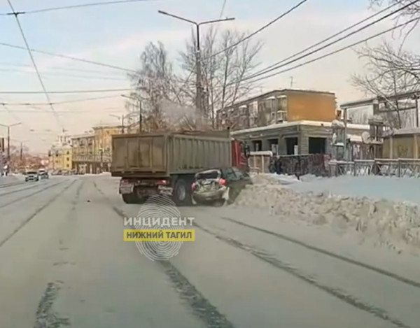 В Нижнем Тагиле на Вые легковушка врезалась в КамАЗ