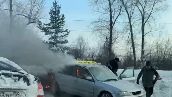 В Нижнем Тагиле мужчина вытащил водителя из горящей машины (ВИДЕО)