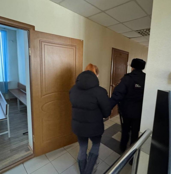 Под Нижним Тагилом суд отправил в СИЗО горе-мамашу, избивавшую своего семилетнего сына