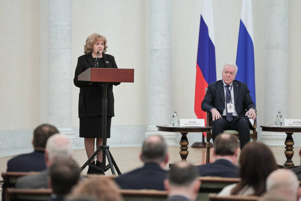 «Своевременно выявлять правовые барьеры и предлагать решения для их устранения». Спикер ЗакСО Людмила Бабушкина выступила на всероссийской конференции по индустриализации